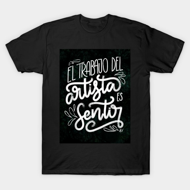 El trabajo del artista es sentir - fondo negro y verde T-Shirt by Andreaigv